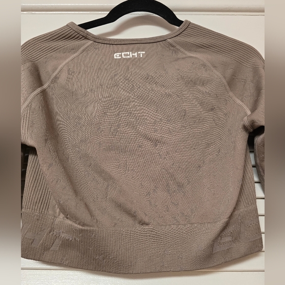 ECHT - Divine Series Workout Athletic Crop Top With Thumb Holes - Picture 4 of 6